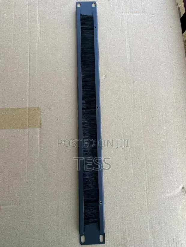 Brush Cable Manager 1U · Photo 1