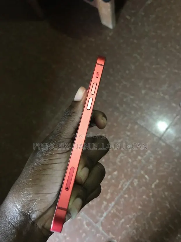 Apple iPhone 12 128 GB Red · Photo 1