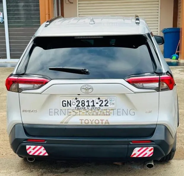 Toyota RAV4 LE AWD 2020 White · Photo 1