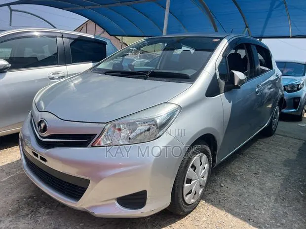 Toyota Vitz 1.3 AWD 5dr 2013 Gray · Photo 1