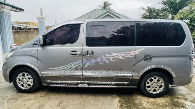 Hyundai Starex 2014 Silver · Photo 1