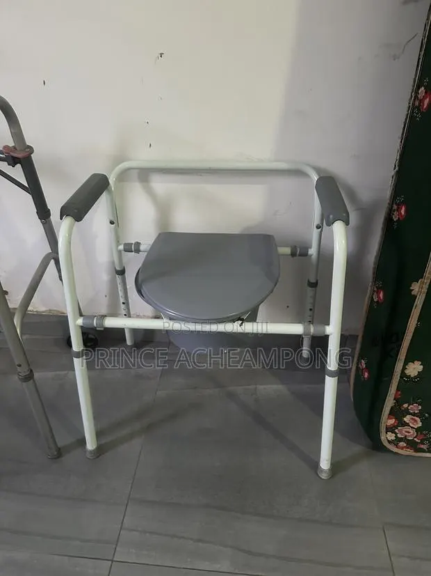 Slightly Used Commode Chair for Sale · Photo 1