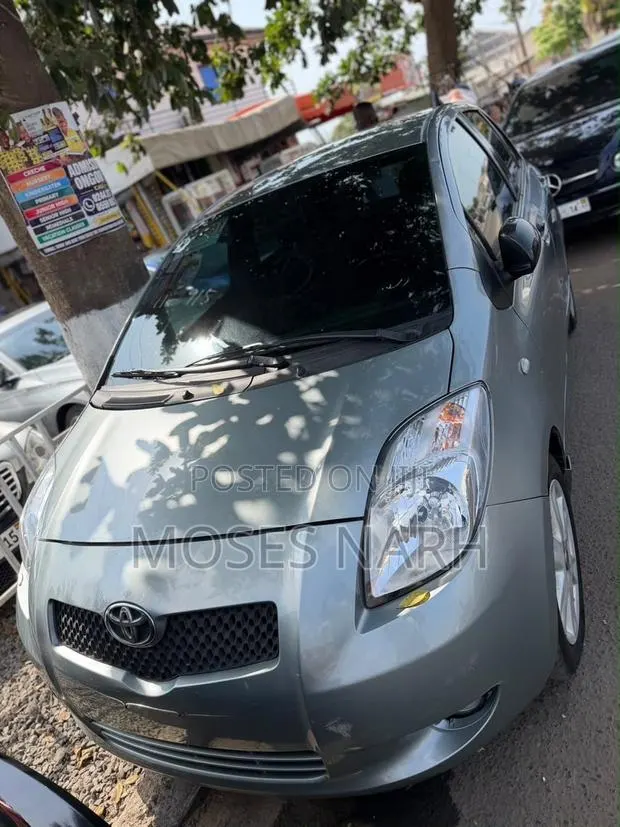 Toyota Yaris Base Hatchback 3dr 2011 Gray · Photo 1