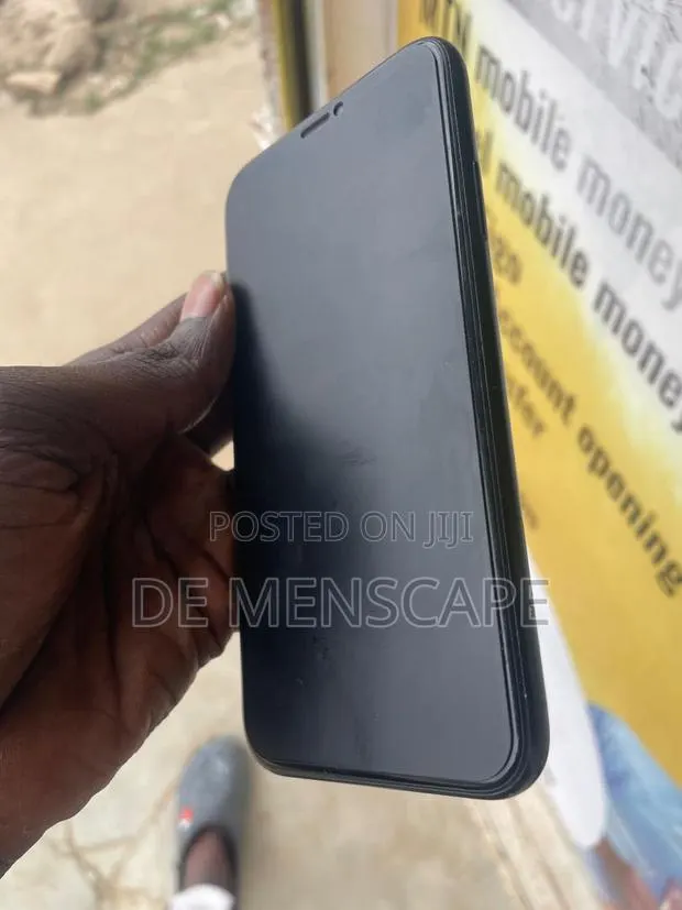 Apple iPhone XR 64 GB Black · Photo 1