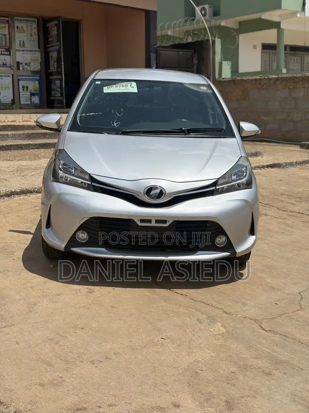 Toyota Vitz 1.3 AWD 5dr 2015 Silver · Photo 1