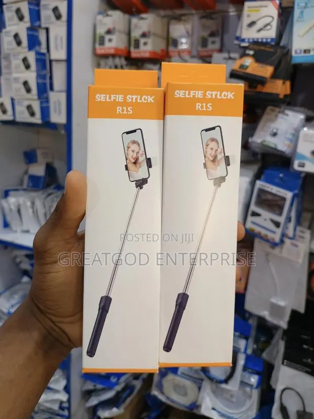 R1S Bluetooth Selfie Stick Tripod · Photo 1