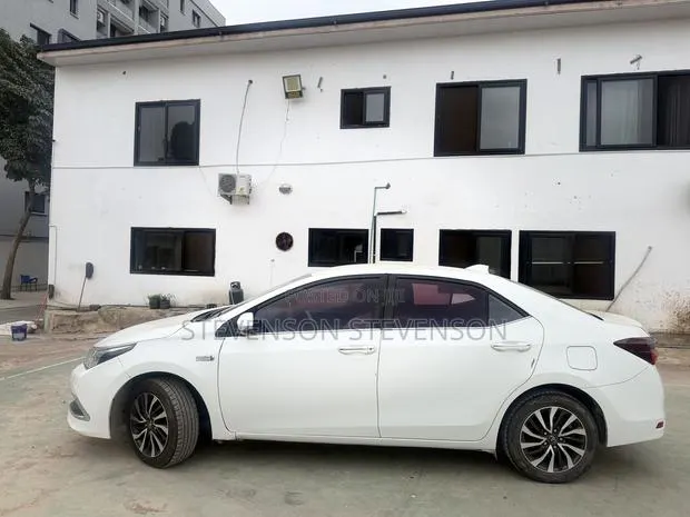 Toyota Corolla LE 2023 White · Photo 1
