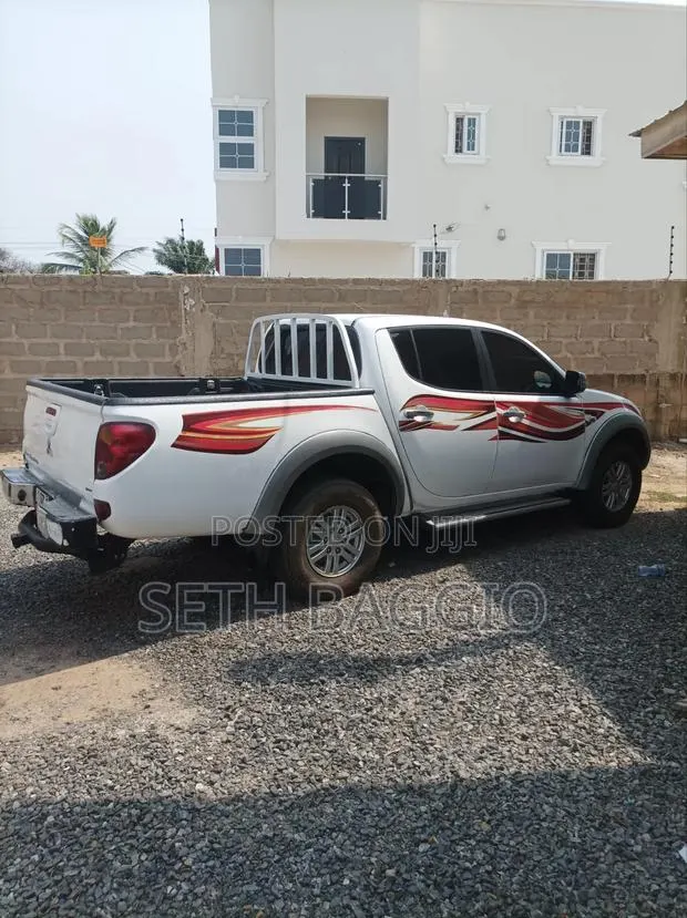 Mitsubishi L200 Double Cab 2.5 180hp 4WD 2014 White · Photo 1