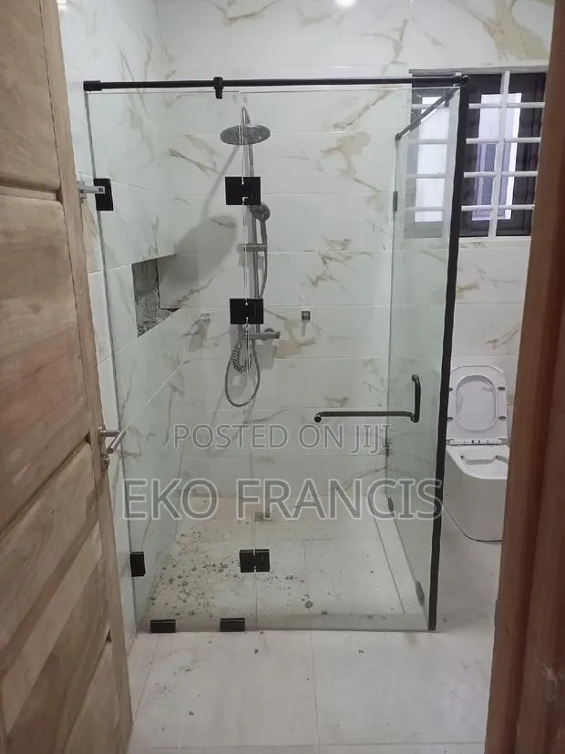 SHOWER Partition C · Photo 1