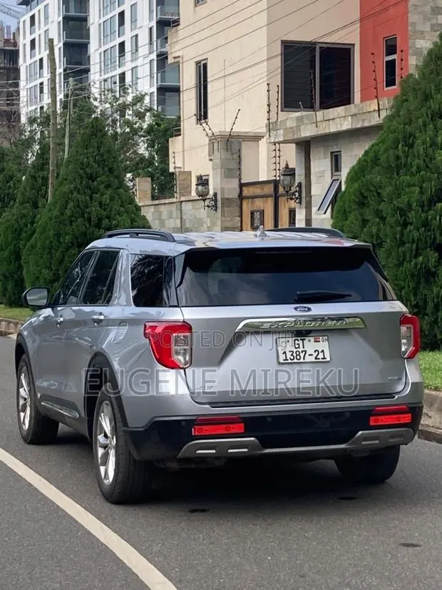 Ford Explorer 2021 Silver · Photo 1
