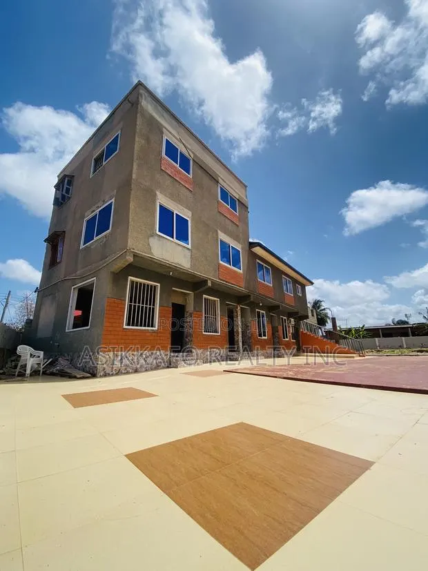 Avenue Ideal for Offices, School, Restaurant Rent/Sale in Spintex Road · Photo 1