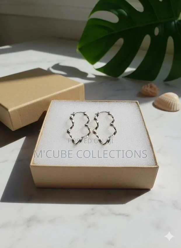 Twist Hoop Earrings · Photo 1