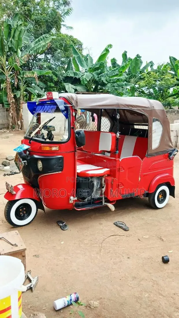 Bajaj RE 2025 Red · Photo 1