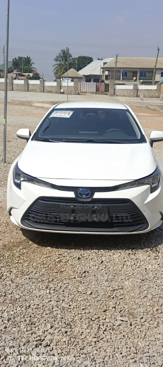 Toyota Corolla Hybrid 2023 White · Photo 1