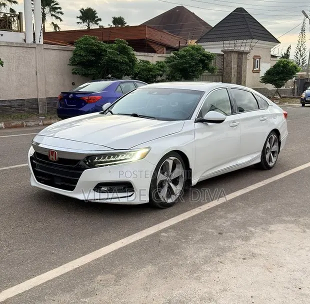 Honda Accord Touring 2.0T 2018 White · Photo 1