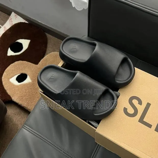 Original Adidas Yeezy Slide Allblack · Photo 1