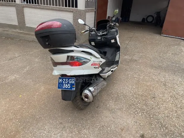 Suzuki Burgman 2012 White · Photo 1