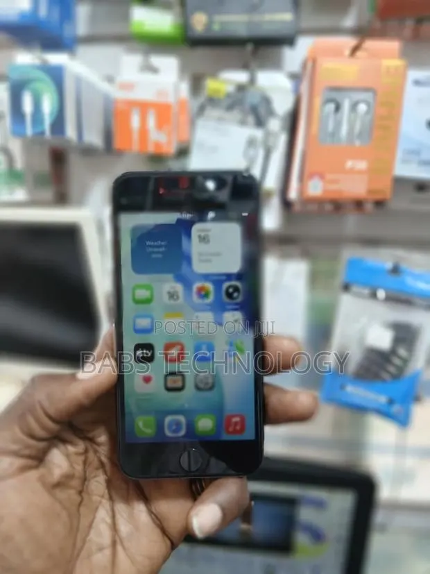 Apple iPhone SE (2020) 128 GB Black · Photo 1