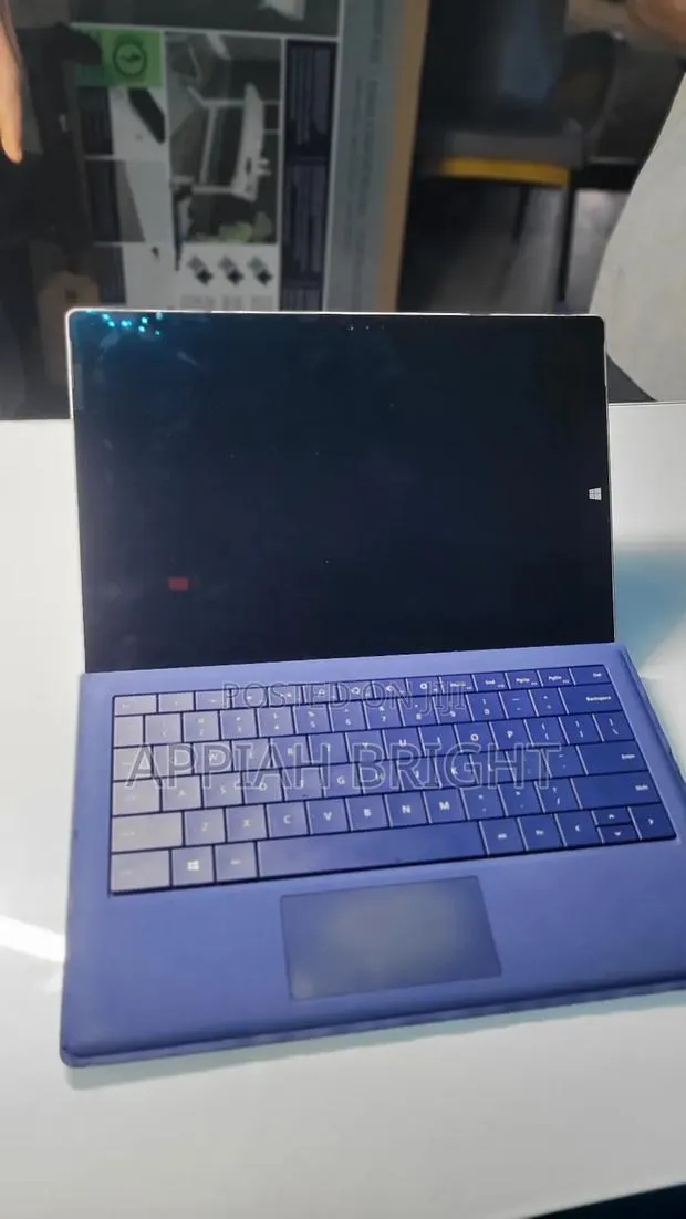 Laptop Microsoft Surface 3 4GB Intel Core I3 SSD 128GB · Photo 1
