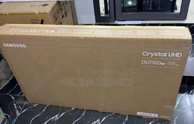 Samsung Smart TV Powered by Tizen 55" Crystal Uhd U8000f · Photo 1