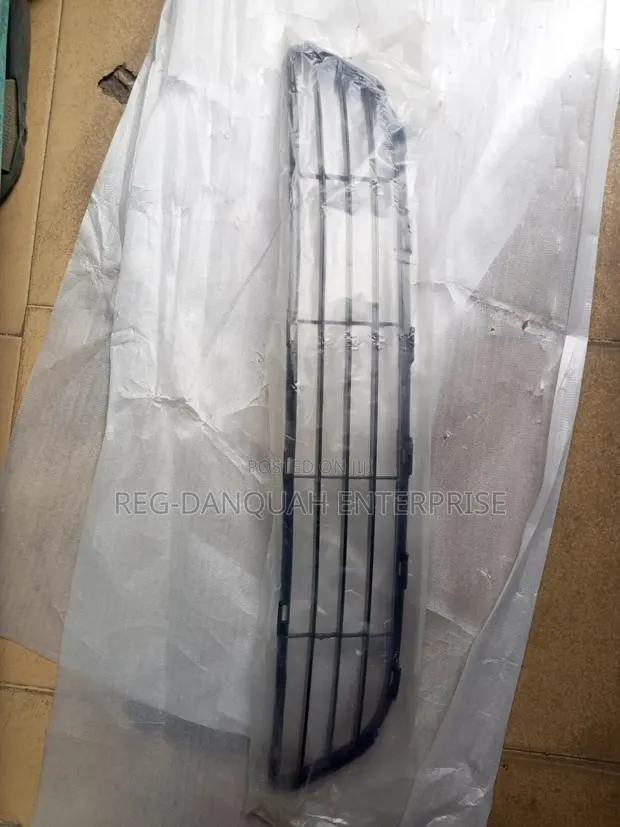 Toyota Yaris 2007-2011 Down Grille · Photo 1