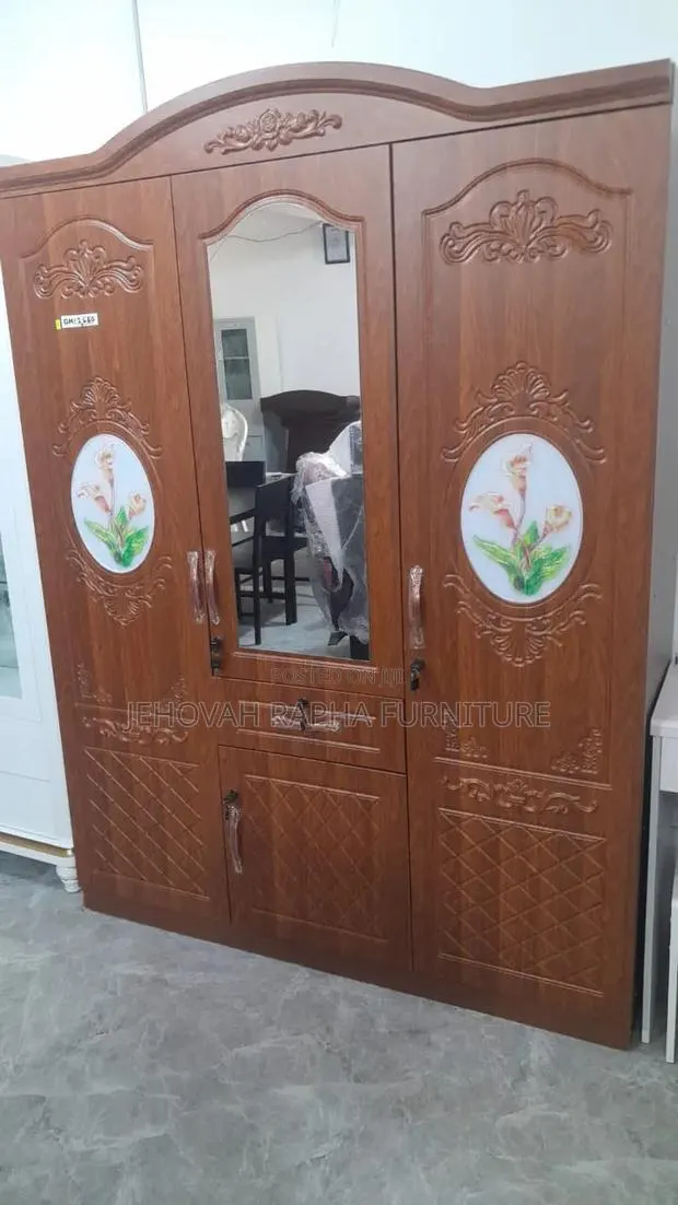 Three Doors Wardrobe · Photo 1