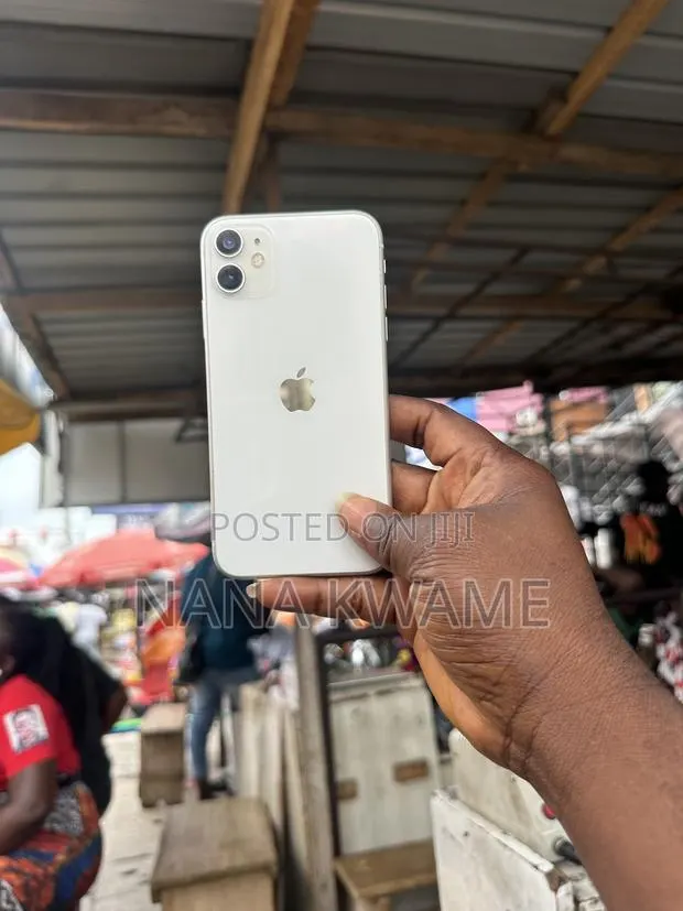 Apple iPhone 11 64 GB White · Photo 1