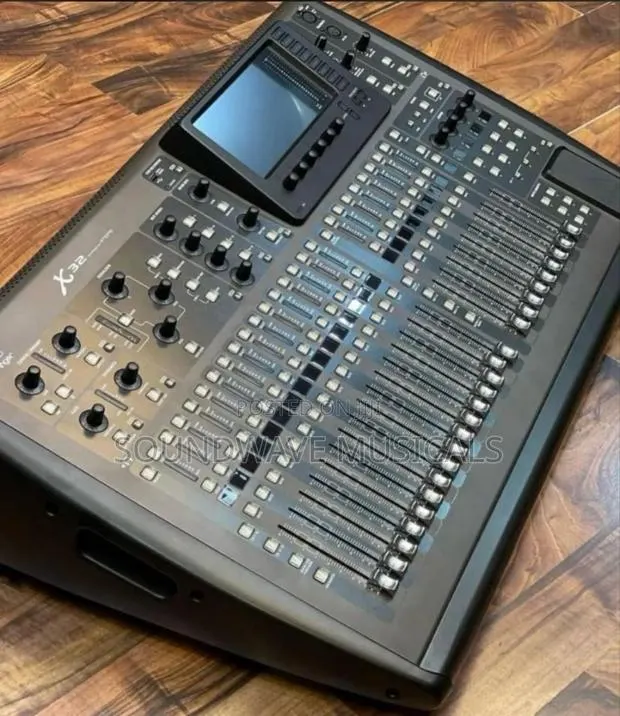 Beheringer X32 Digital Mixer · Photo 1