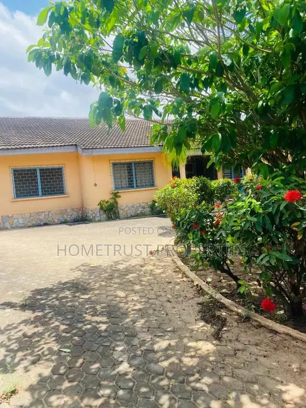 5bdrm House in Achimota Cfc, The Mall for sale · Photo 1