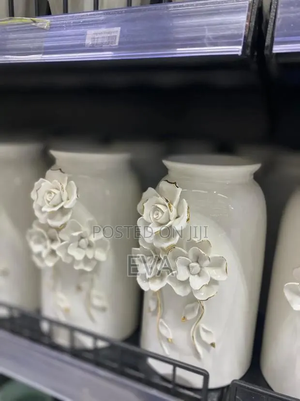 Ceramic Flower Vase · Photo 1