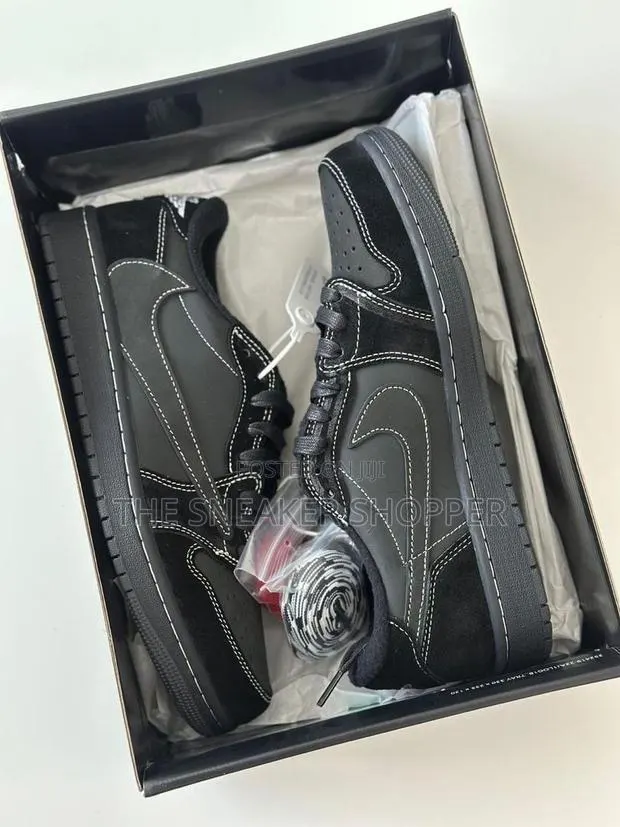 Air Jordan 1 Retro Low OG SP Travis Scott "Black Phantom" · Photo 1