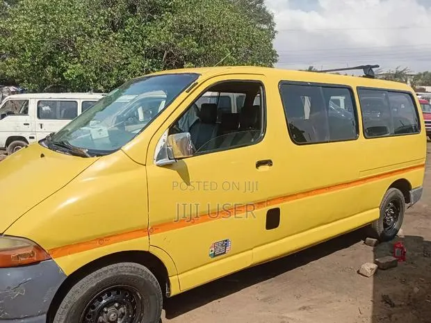 Toyota HiAce 2010 Yellow · Photo 1