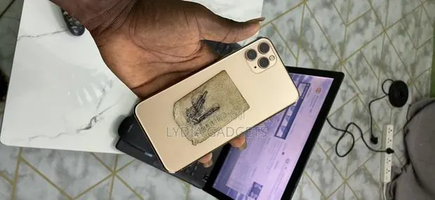Apple iPhone 11 Pro Max 64 GB Gold · Photo 1