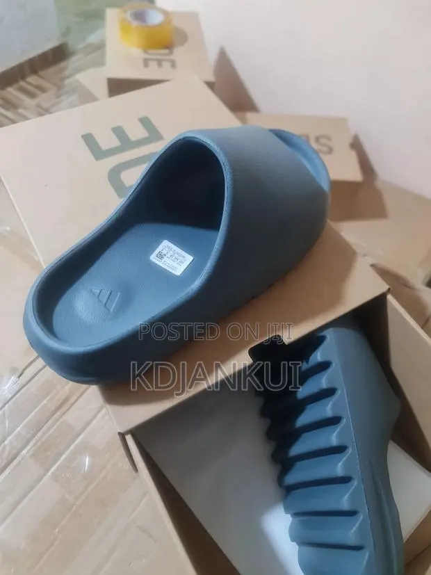 Yeezy Slides · Photo 4