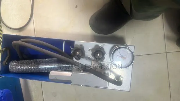 Manual Hydraulic Pressure Test Pump · Photo 4