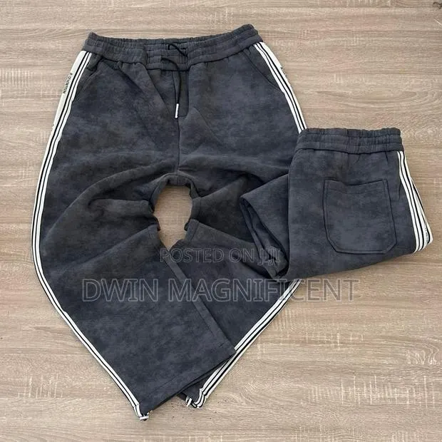 100% Thick Jogger Pants · Photo 1