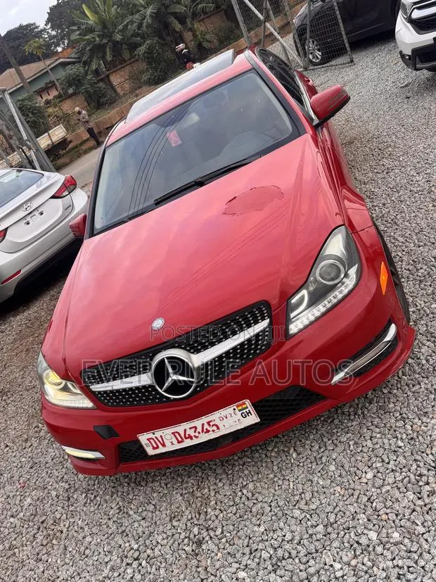 Mercedes-Benz C250 2012 Red · Photo 1