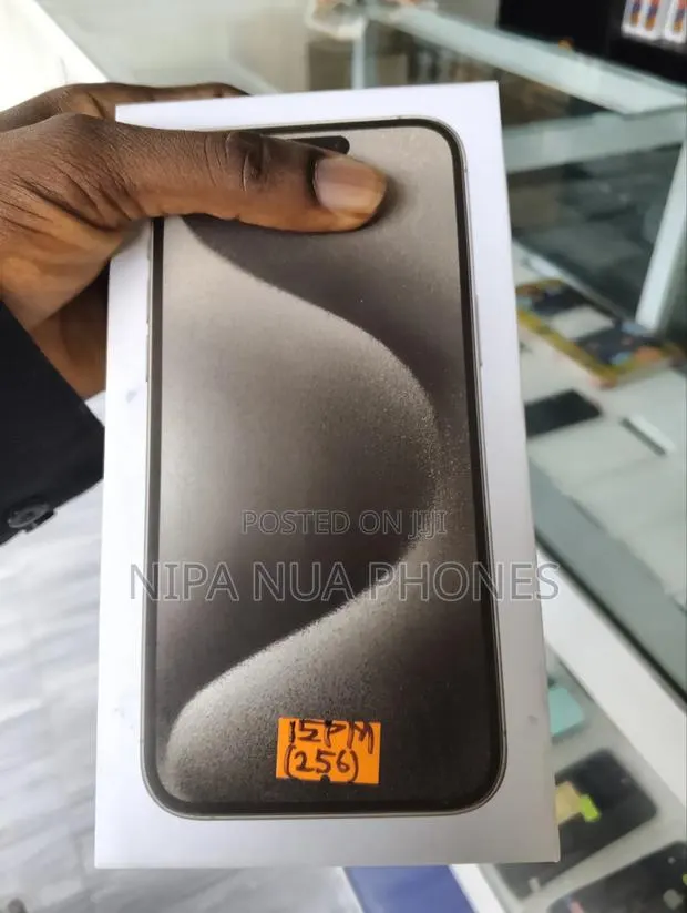 New Apple iPhone 15 Pro Max 256 GB Gold · Photo 1