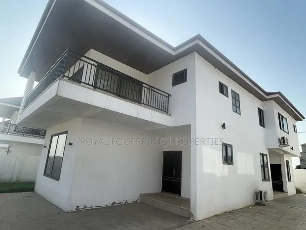 5bdrm House in Luxelooks Properties, Madina for rent · Photo 1