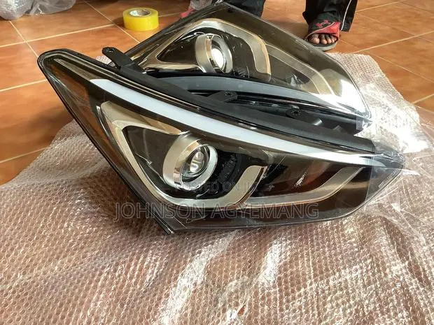 Hyundai Santa Fe 2017-2018 Headlight · Photo 1