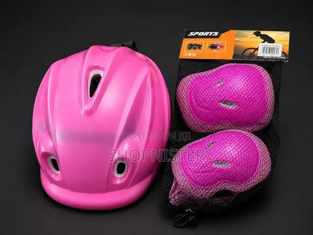 Girls Protective Gear Set With Helmet · Photo 1