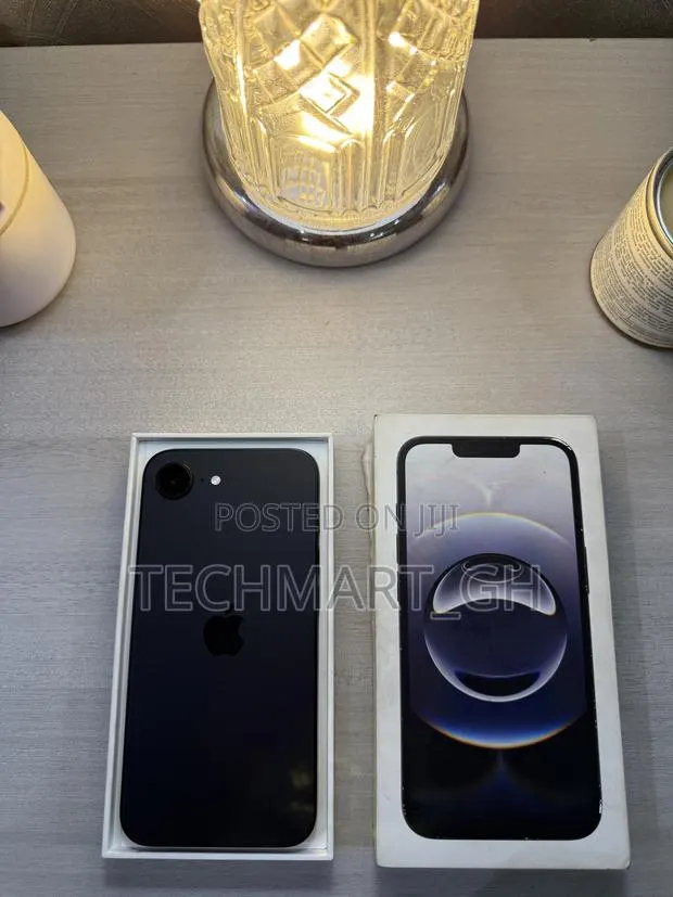 Apple iPhone 16e 128 GB Black · Photo 1