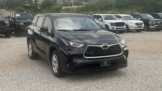 Toyota Highlander LE FWD 2023 Black · Photo 1