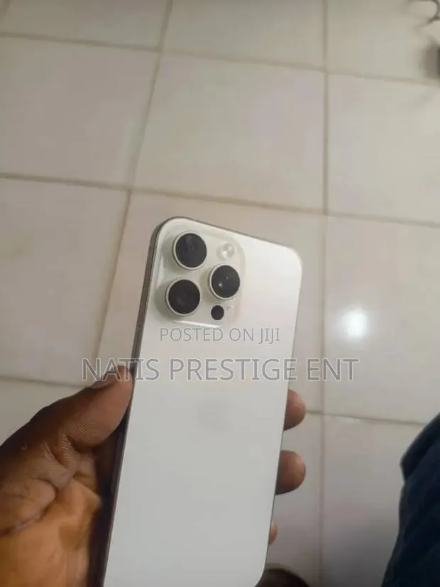 Apple iPhone 15 Pro Max 256 GB Gold · Photo 1