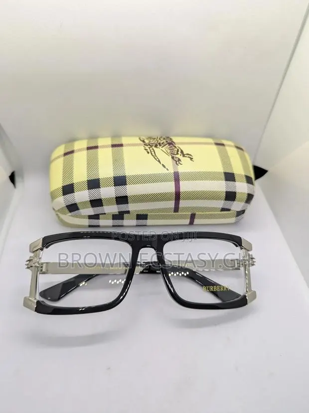 Burberry Elegant Glasses · Photo 1