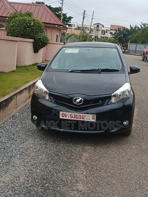 Toyota Vitz 1.3 AWD 5dr 2012 Black · Photo 1