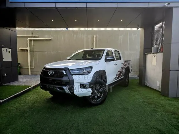 Toyota Hilux SR5 4x4 2019 White · Photo 1