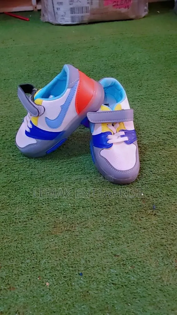 Kids Sneakers · Photo 1