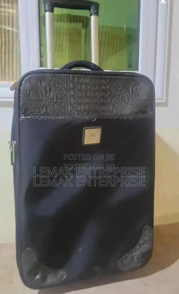 Traveling Bag / Suitcase Studio Black Medium · Photo 1
