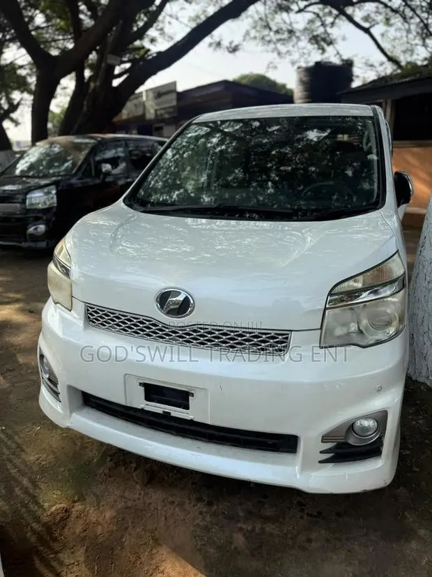 Toyota Voxy V 2WD 7-Seater 2013 White · Photo 1